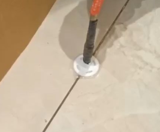 新民瓷砖空鼓维修公司专业解答瓷砖在铺贴过程中，如果没有涂抹均匀到位的粘结材料（如水泥砂浆或瓷砖胶），可能会导致以下问题